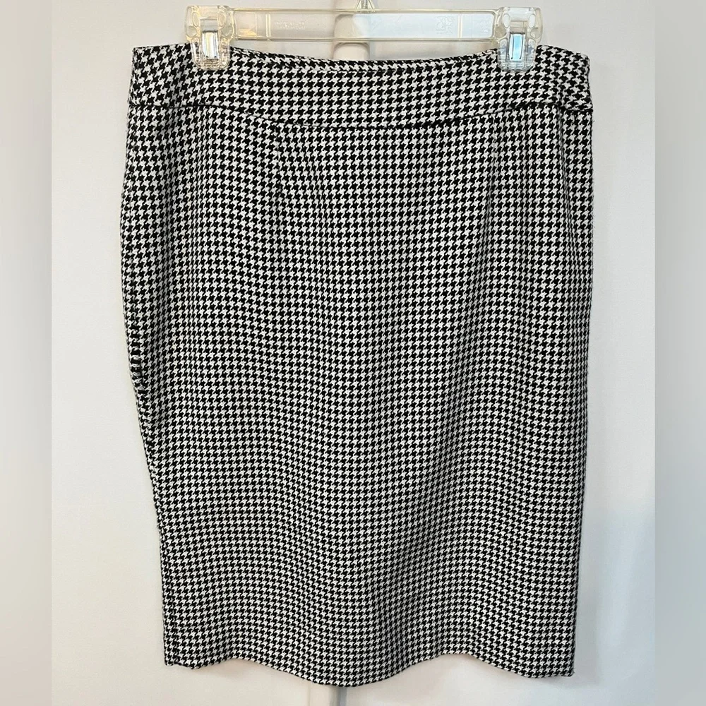 Black and White Knee Length Skirt with Lining Size 10